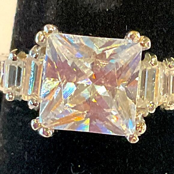 Beautiful anniversary ring - Picture 1 of 7